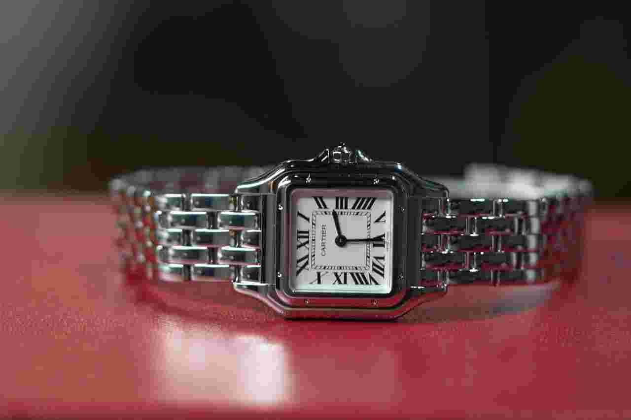 Cartier Panthère
2025 Stainless Steel Panthere UNWORN COMPLETE SET Medium White Roman Dial