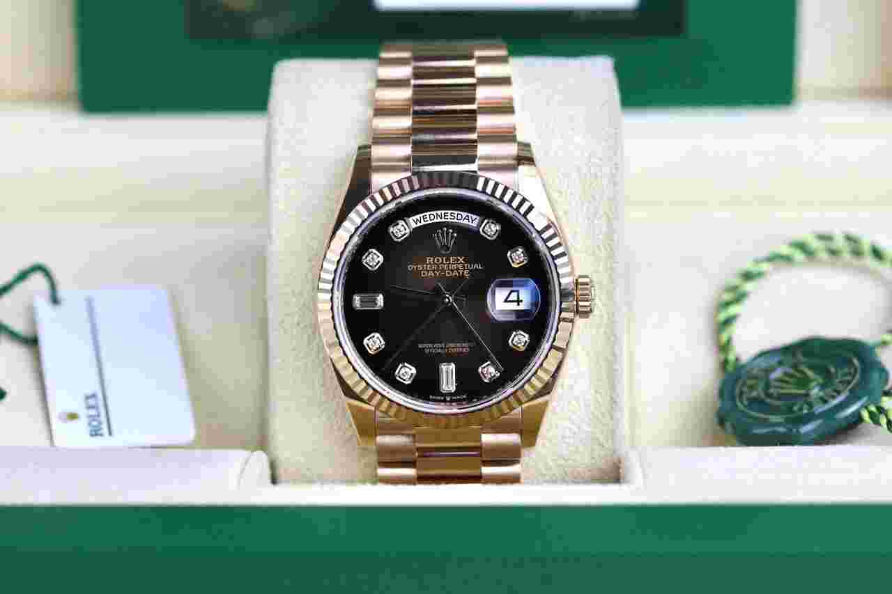 Rolex Day-Date 36
2021 ROLEX 128235 Daydate 36mm Chocolate Ombre Diamond Dial with Box & Papers
